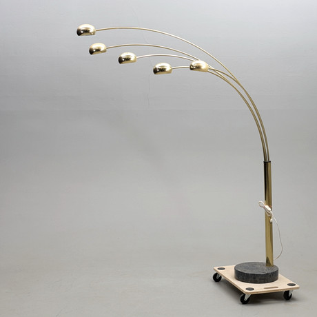 GOLVLAMPA, Typ 2000, Lamp Gustaf, 1900-talets andra hälft. på auktion hos Gomér & Andersson Jönköping