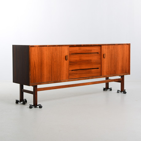 NILS JONSSON. Sideboard, "Arild", jakaranda, Hugo Troeds, 1960-tal. på auktion hos Formstad Auktioner