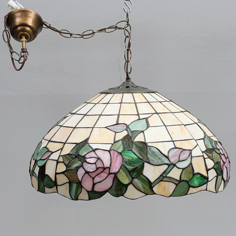 TAKLAMPA, tiffanystil, 1900-tal. på auktion hos Gomér & Andersson Jönköping