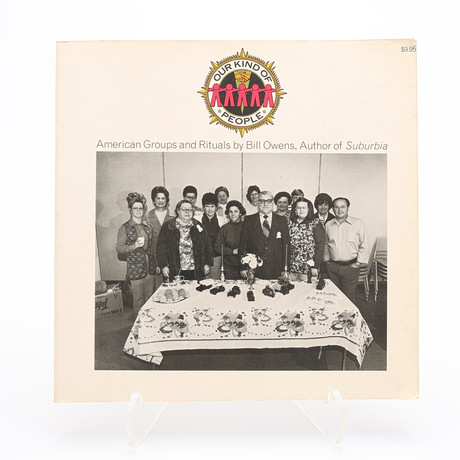 BILL OWENS "OUR KIND OF PEOPLE: AMERICAN GROUPS AND RITUALS", 1975. på auktion hos Crafoord Auktioner Lund