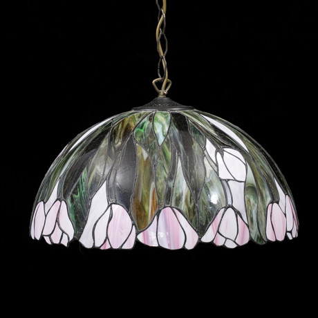 TAKLAMPA, tiffanystil, 1900-talets andra hälft. på auktion hos Växjö Auktionskammare