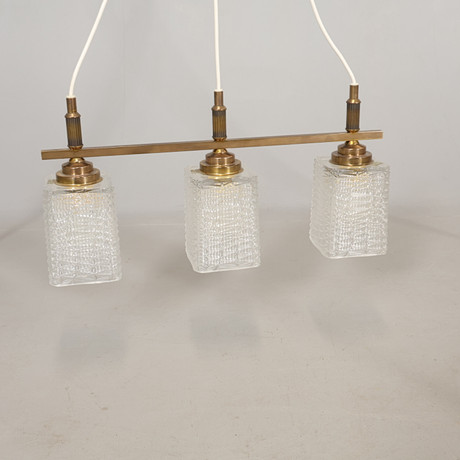 TAKLAMPA mässing /glas Bohemian, Tjekoslovakien. på auktion hos Höörs Auktionshall