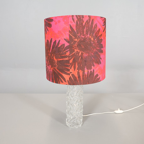 BORDSLAMPA, glas 1900-talets andra hälft. på auktion hos Höörs Auktionshall