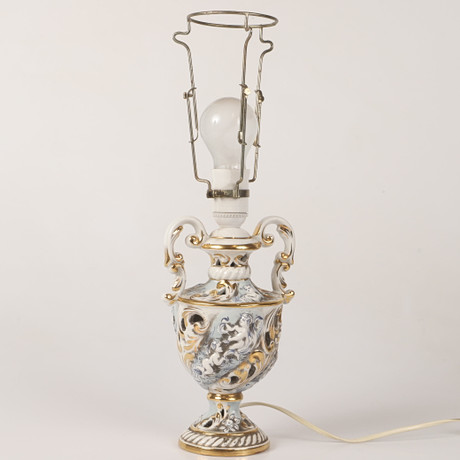 BORDSLAMPA, porslin med riklig dekor, Italien. på auktion hos Helsingborgs Auktionskammare