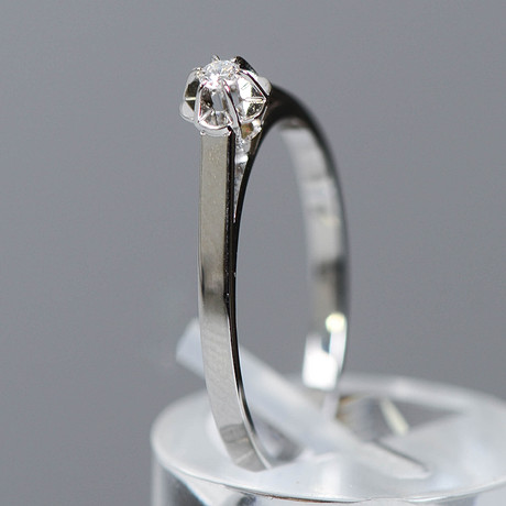 RING, 18K guld & 0,03ct diamant, storlek 17.5. på auktion hos Formstad Auktioner
