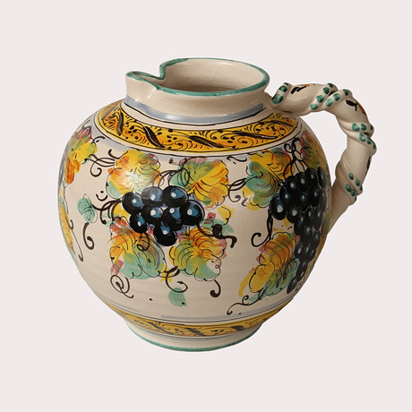 KÄRL MED HÄNKEL, keramik, polykromt måleri med druvklasar. Italien, San Gimignano. omkring 1900-talets sista f på auktion hos Limhamns Auktionsbyrå