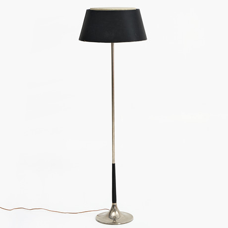 GOLVLAMPA, 1960-tal, stämpelmärkt undertill modellnummer '111'. Fot i kromad metall med svart läder. på auktion hos Crafoord Auktioner Stockholm