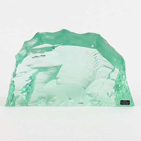 VICKE LINDSTRAND. Glasskulptur, med dekor av isbjörnar, Kosta. på auktion hos Karlstad Hammarö Auktionsverk