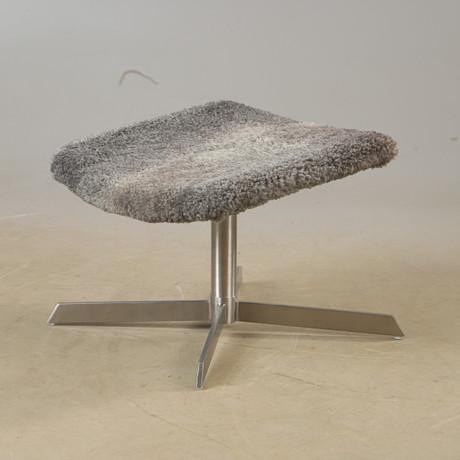 FOTPALL, fårskinn med metallunderrede, 2000-tal. på auktion hos Helsingborgs Auktionskammare
