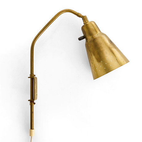 BERGBOMS. Vägglampa, modell SL-3, stämpelmärkt, 1940/50-tal. Mässing, perforerad skärm. på auktion hos Crafoord Auktioner Stockholm