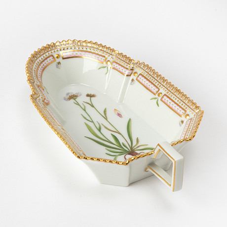 ROYAL COPENHAGEN, "Flora Danica", saladière, modellnr 3544, porslin, Danmark, 1900-talets andra hälft, målad d på auktion hos Stockholms Auktionsverk Göteborg