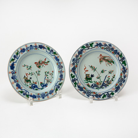 TALLRIKAR, två stycken, dekor av fenix, porslin, Kina, Kangxi (1662-1722). på auktion hos Stockholms Auktionsverk Göteborg