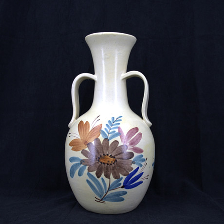 HÄNKELVAS, glaserad lergods, floralt mönster, troligen Finland. på auktion hos Höganäs Auktionsverk