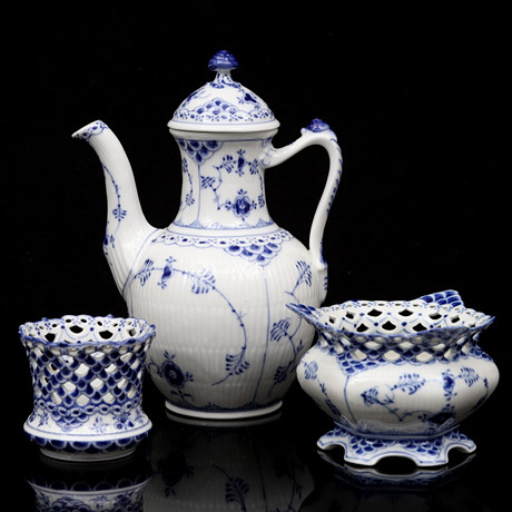 KAFFERSERVIS, porslin, 3 delar. Musselmalet. Royal Copenhagen. på auktion hos Crafoord Auktioner Malmö