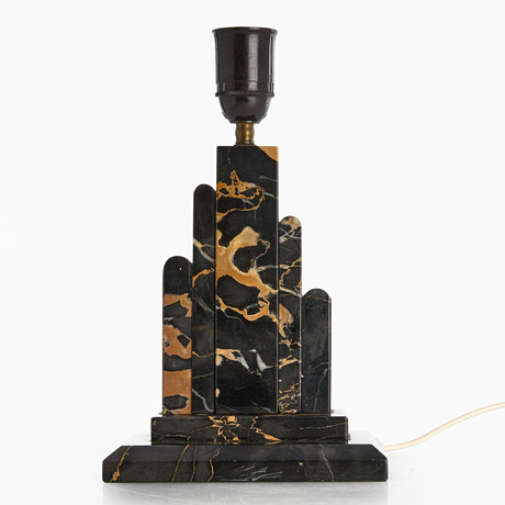 BORDSLAMPA, 1930-tal. Art Deco. Fot i svart marmorerad sten. på auktion hos Crafoord Auktioner Stockholm