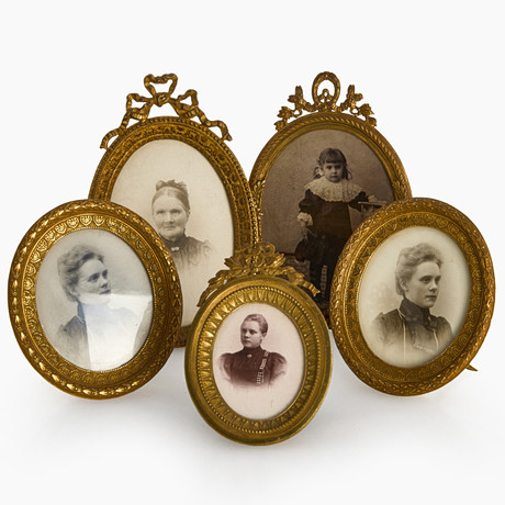 FOTORAMAR, 5 st, förgylld mässing, omkring år 1900, monterade med svartvita fotografier. Empire- resp. Gustavi på auktion hos Crafoord Auktioner Stockholm