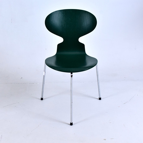 ARNE JACOBSEN. Stol, "Myran", Fritz Hansen, Danmark, 2021. på auktion hos Halmstads Auktionskammare