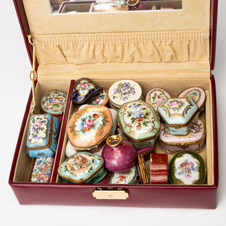 DOSOR, 22 st, FAT, 3 st samt MINIATYRVAS, porslin, förgyllda, emalj, bla Limoges och Sèvres, Frankrike, 1900-t på auktion hos Auktionshuset Kolonn