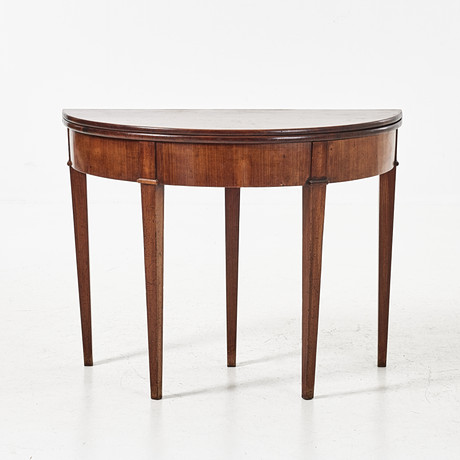 SPELBORD, 1800-talets första hälft, fanerat med mahogny. på auktion hos Stockholms Auktionsverk Magasin 5
