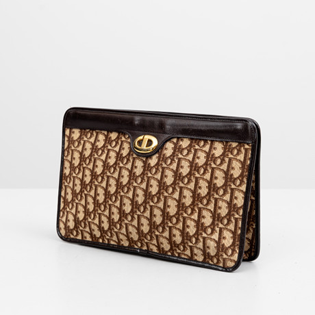 CHRISTIAN DIOR. Clutch, obliquecanvas i brunt, Paris, Frankrike. på auktion hos Auktionshuset Kolonn