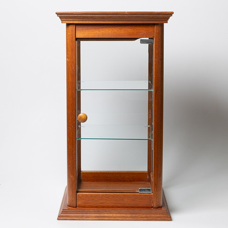BORDSMONTER / VITRIN, 1900-talets andra hälft, mahogny och glas. på auktion hos Stockholms Auktionsverk Helsingborg