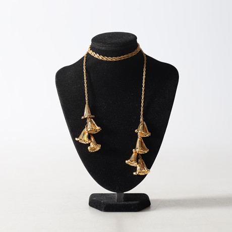 ESTRID ERICSON. TILLSKRIVEN. Collier, gulmetall, Firma Svenskt Tenn, Stockholm, 19/2000-tal. på auktion hos Gomér & Andersson Nyköping