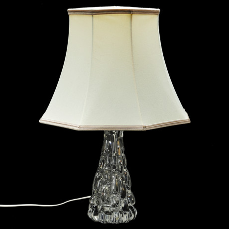 CARL FAGERLUND. Bordslampa, formpressat glas, RD 1477, Orrefors. på auktion hos Auktionsmagasinet Vänersborg