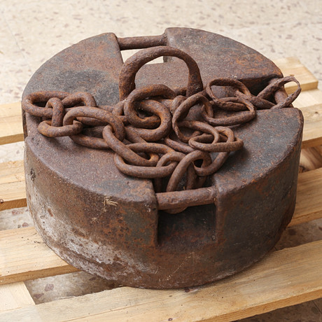 MINANKARE, sänke för sjömina med kätting, metall, 1900-talets mitt/andra hälft. på auktion hos Auktionshuset Thelin & Johansson