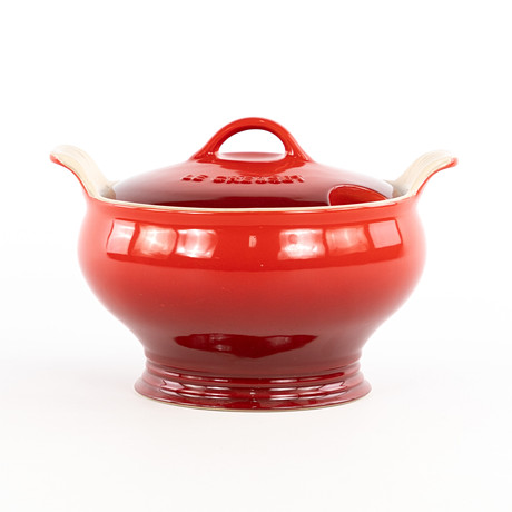 TERRIN MED LOCK, Le Creuset. på auktion hos Karljohan Auktioner