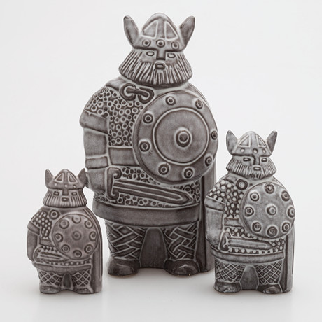 TAISTO KAASINEN. Figuriner, 3 st, keramik, vikingar, Upsala Ekeby. på auktion hos Växjö Auktionskammare