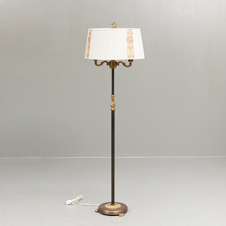 GOLVLAMPA, mässing/metall, empirstil, 1900-tal. på auktion hos Garpenhus Auktioner