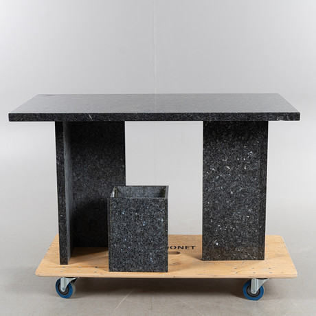 SKRIVBORD, delbart med papperskorg, granit, 1900-talets andra hälft. på auktion hos Stockholms Auktionsverk Helsingborg