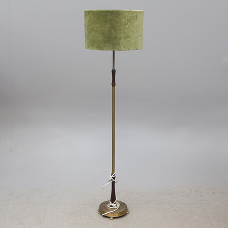 GOLVLAMPA, metall. på auktion hos Kalmar Auktionsverk
