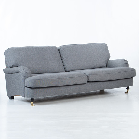 SOFFA. Howardmodell, 2000-tal. på auktion hos Laholms Auktionskammare