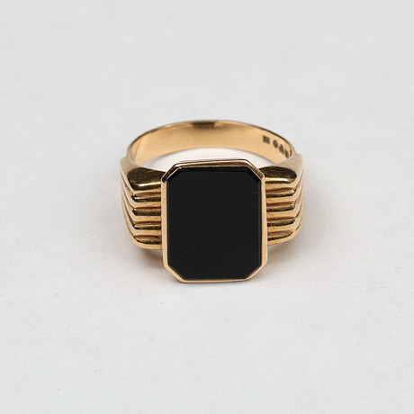 KLACKRING med onyx,18 karat guld, vikt ca 8,5 gram. på auktion hos Gomér & Andersson Jönköping