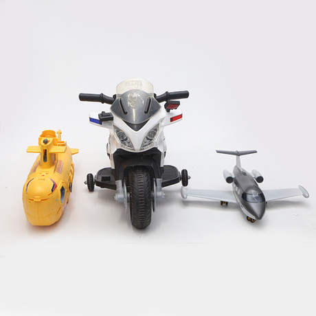 LEKSAKER 3 st, plast, större, bland annat flygplan, Playmobil. på auktion hos Kalmar Auktionsverk
