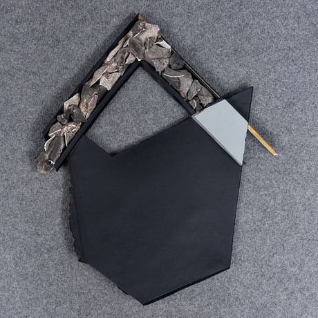 ROBERT DIX (USA) ABSTRAKT SKULPTUR "BLACKTOP" KERAMIK, TRÄD, GULDDEKOR, 1900-TALETS ANDRA HÄLFT, SIGNERAD TEXT på auktion hos Auktionskammaren Sydost Kalmar