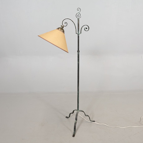 GOLVLAMPA metall. på auktion hos Höörs Auktionshall
