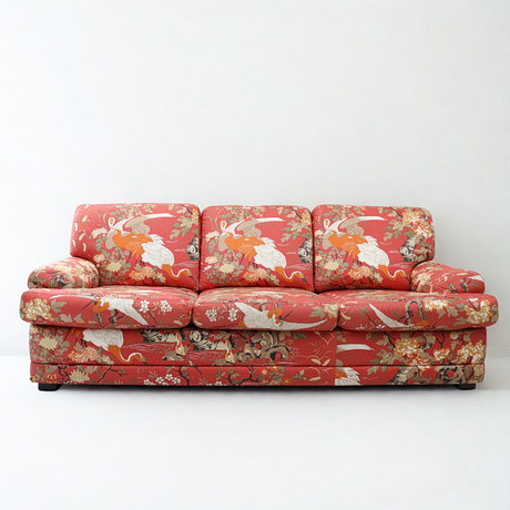 SOFFA, 3-sits, 1900-talets andra hälft, klädsel av textil med dekor av storkar och blomster. på auktion hos Falun Auktionsbyrå