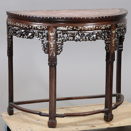 KONSOLBORD med stenskiva och inläggningar, kolonialstil, 1900-tal. på auktion hos Växjö Auktionskammare