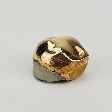 TANDGULD, total vikt ca. 1,3 gram. på auktion hos Auktionshuset Thörner & Ek