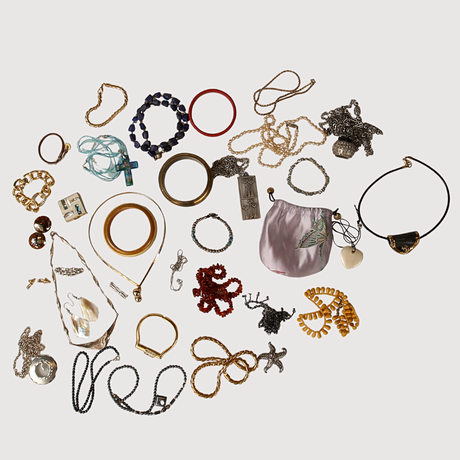 DIVERSE BIJOUTERIER, pärlhalsband med lås i silver, armband, halsband av andra typer. Omkring 1900-talets tred på auktion hos Limhamns Auktionsbyrå