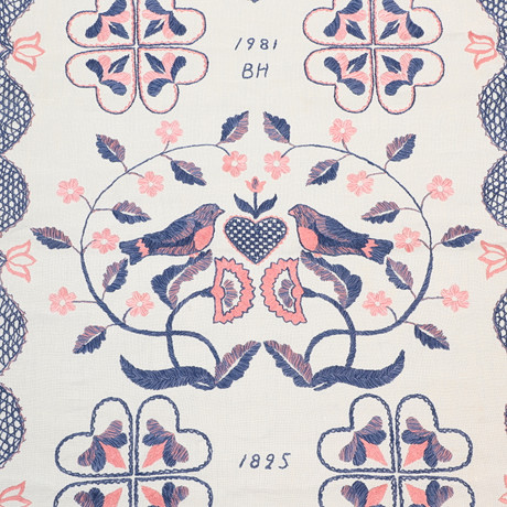 BLEKINGESÖM, hängkläden, 2 st, textil, 1900-tal. på auktion hos Ekenbergs Auktioner
