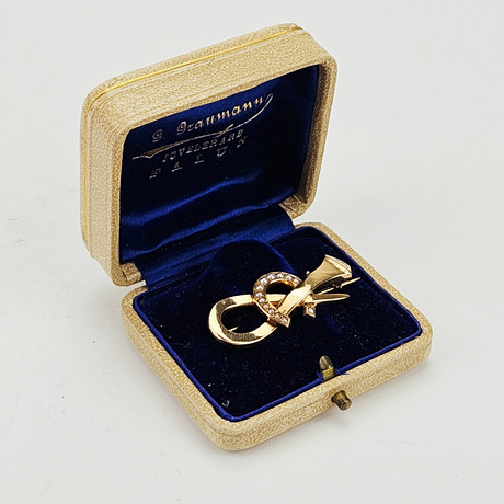 BROSCH, guld, 18K, med troligen skalpärlor, GD&Co, Malmö 1948, total vikt ca. 3 gram. på auktion hos Auktionshuset Thörner & Ek