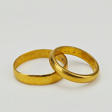 RINGAR, 2 st, guld, 23K, vikt ca. 9,2 gram. på auktion hos Auktionshuset Thörner & Ek