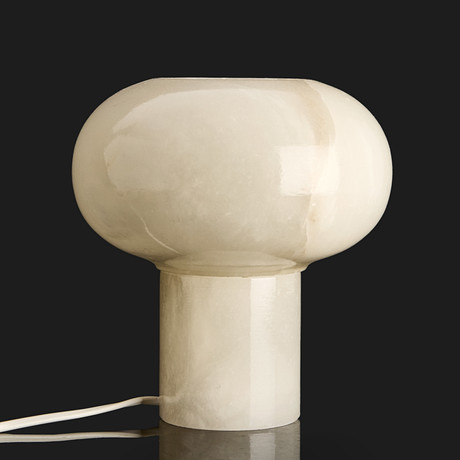 BORDSLAMPA, alabaster, 1960/70-tal. på auktion hos Crafoord Auktioner Stockholm