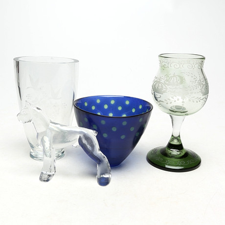 GLASFÖREMÅL, 4 st, glas. på auktion hos Kalmar Auktionsverk