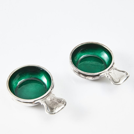GEORG JENSEN. Saltkar, ett par sterlingsilver och emalj, Danmark efter 1945. Design nr 100. på auktion hos Stockholms Auktionsverk Magasin 5