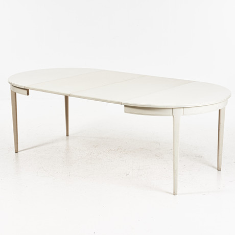 CARL MALMSTEN. "Herrgården", matbord, Bodafors, 1960-tal, bemålad björk, 2 iläggskivor. på auktion hos Stockholms Auktionsverk Magasin 5
