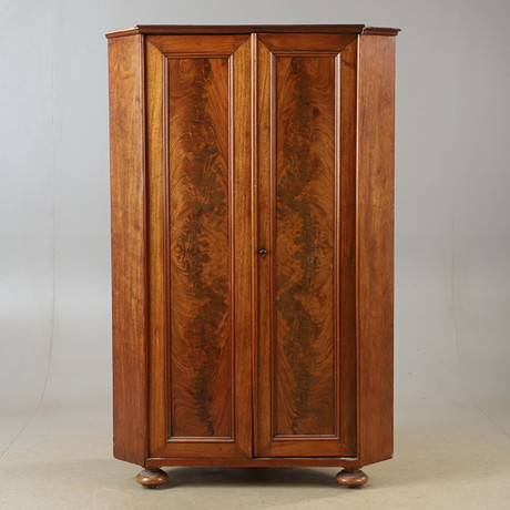 HÖRNSKÅP, mahogny, 1800/1900-tal. på auktion hos Helsingborgs Auktionskammare